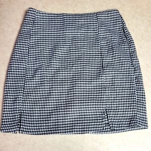 Love on a hanger size 3 hounds tooth mini skirt small slits on side